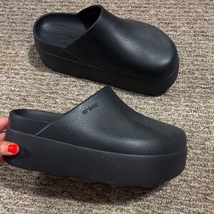 Brand New CROCS Women’s Black Platform Mule Clogs